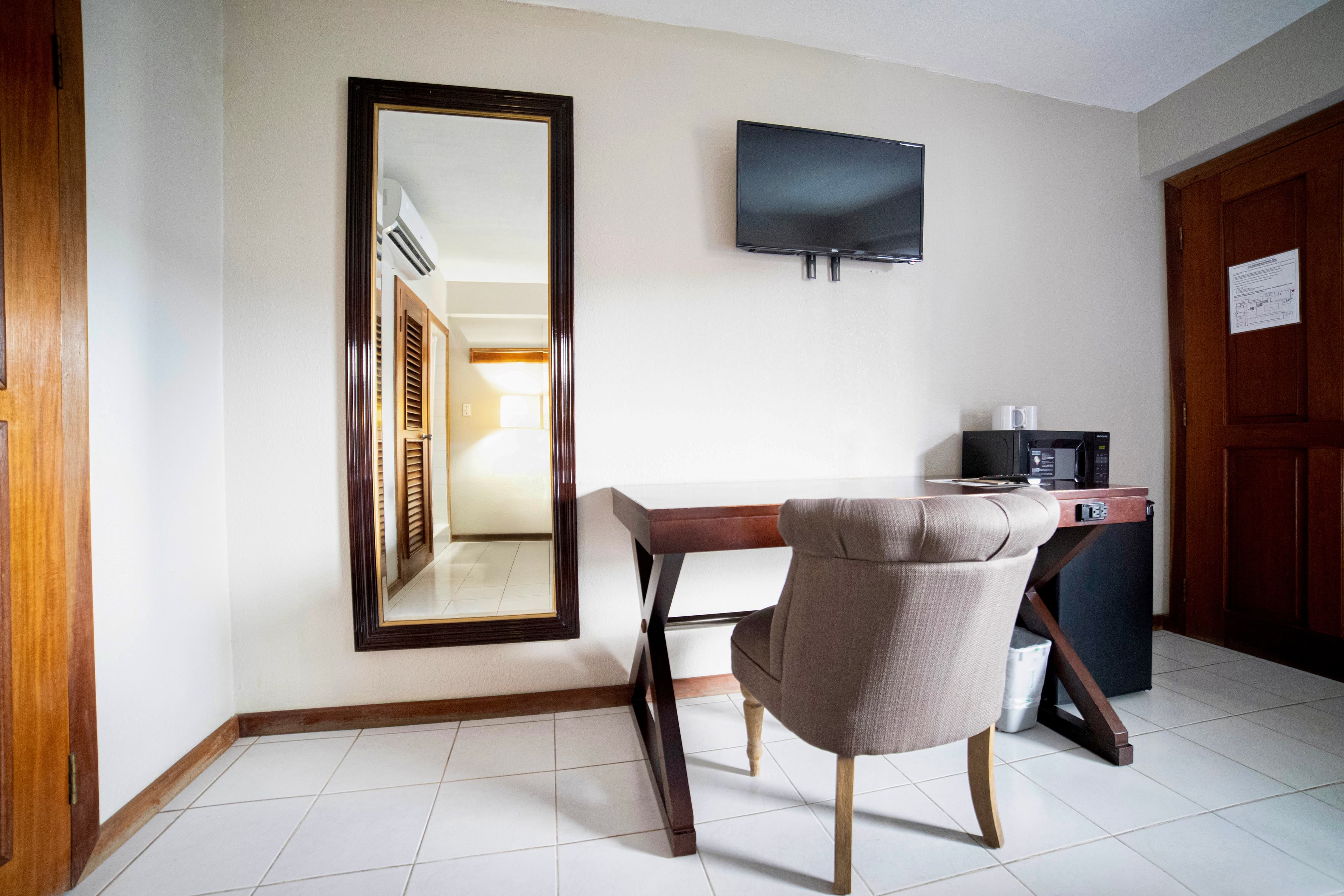 Corona Del Mar - San Pedro Belize - Work Space